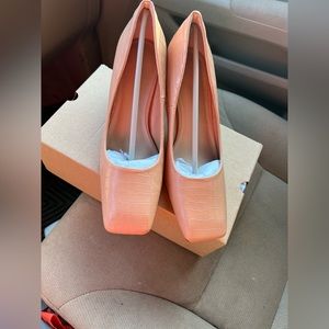 Women heels beige new no tags